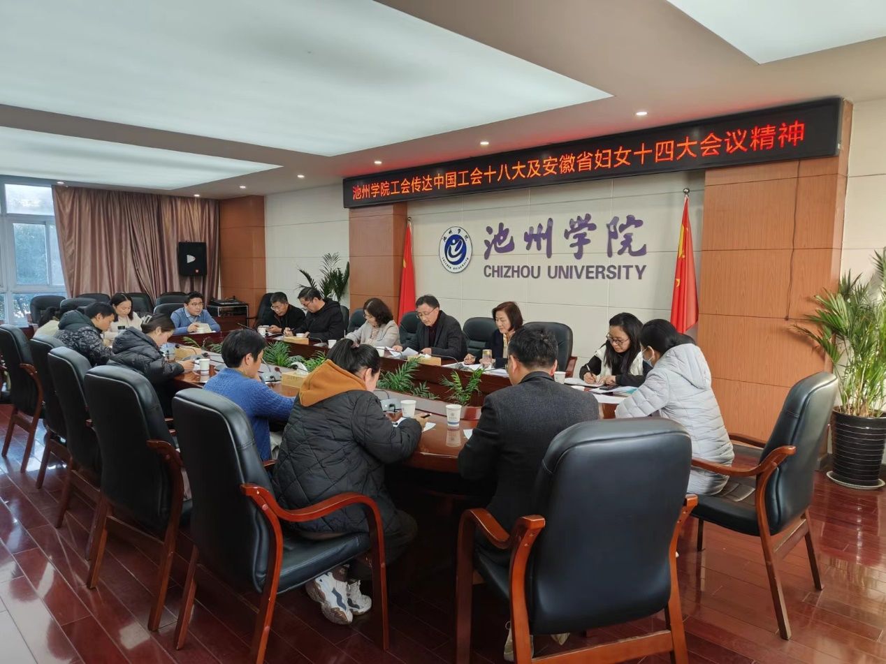 会议室里的人们中度可信度描述已自动生成 会议室里的人们中度可信度描述已自动生成