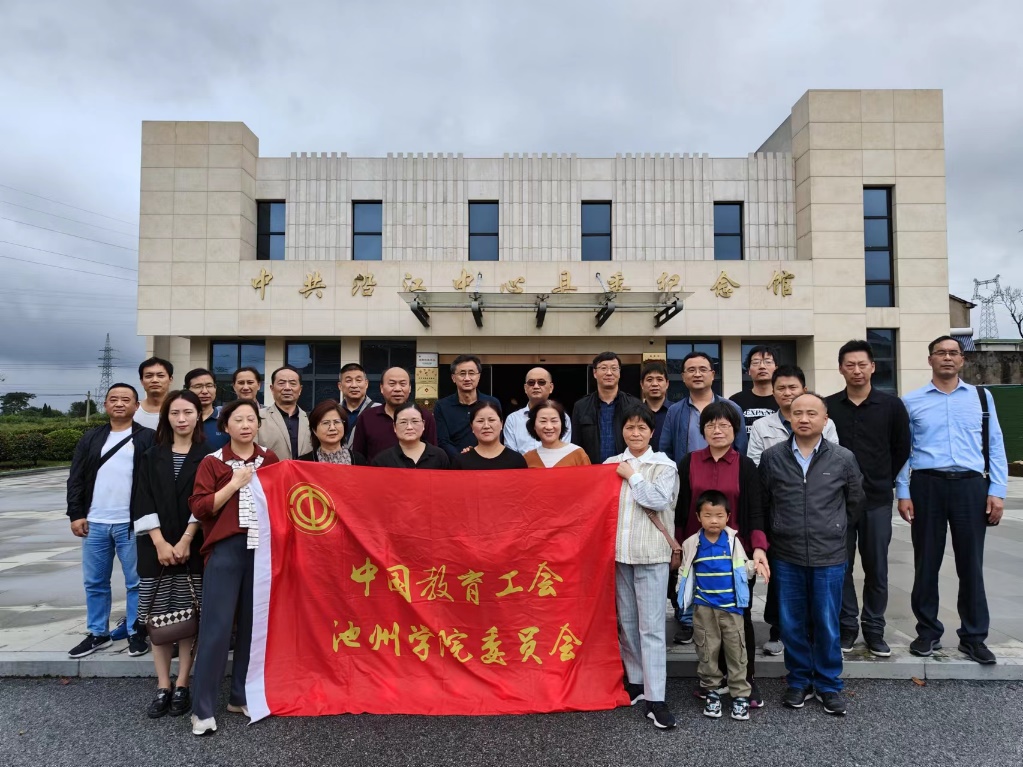 一群人站在建筑前描述已自动生成 一群人站在建筑前描述已自动生成